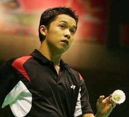 苏格兰女足队长卡思伯特与中国队比赛时头部受伤，被紧急送医