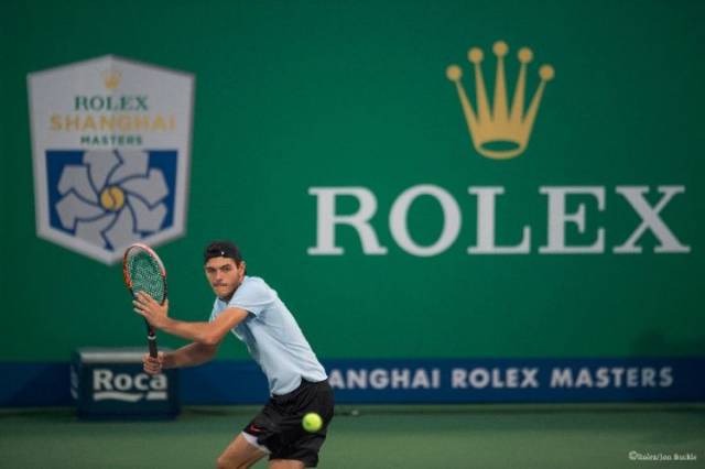 新疆一家进出口贸易公司向阿图什市捐赠足球场，价值1亿元